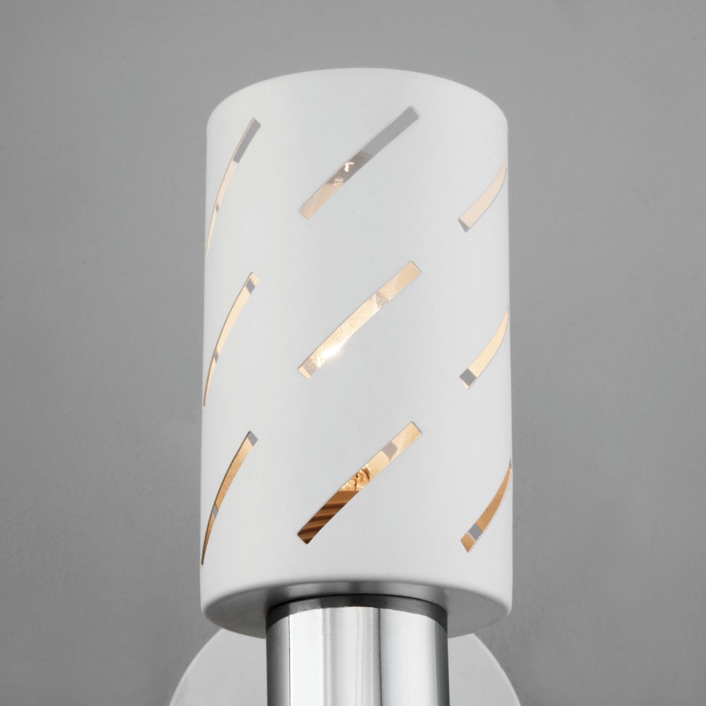 Настенный светильник с плафоном 20090/1 белый / хром